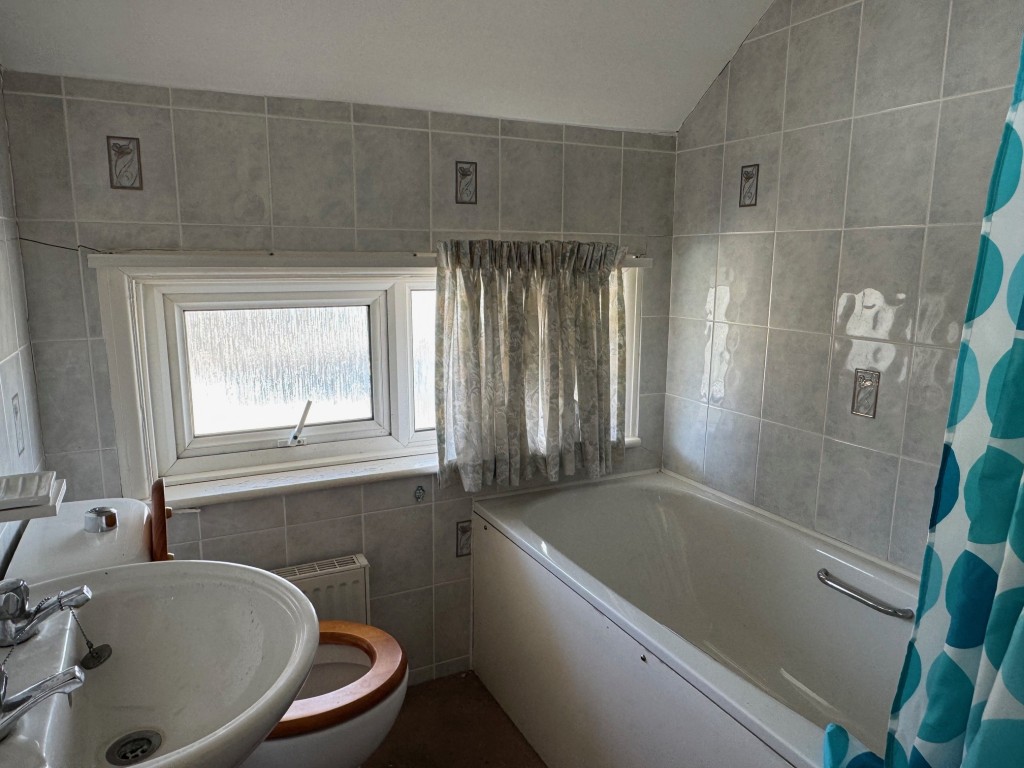 Lot: 130 - TWO-BEDROOM HOUSE FOR IMPROVEMENT - Bathroom